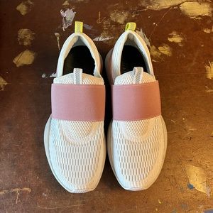 Size 8 Sorel Kinetic Impact Strap sneakers